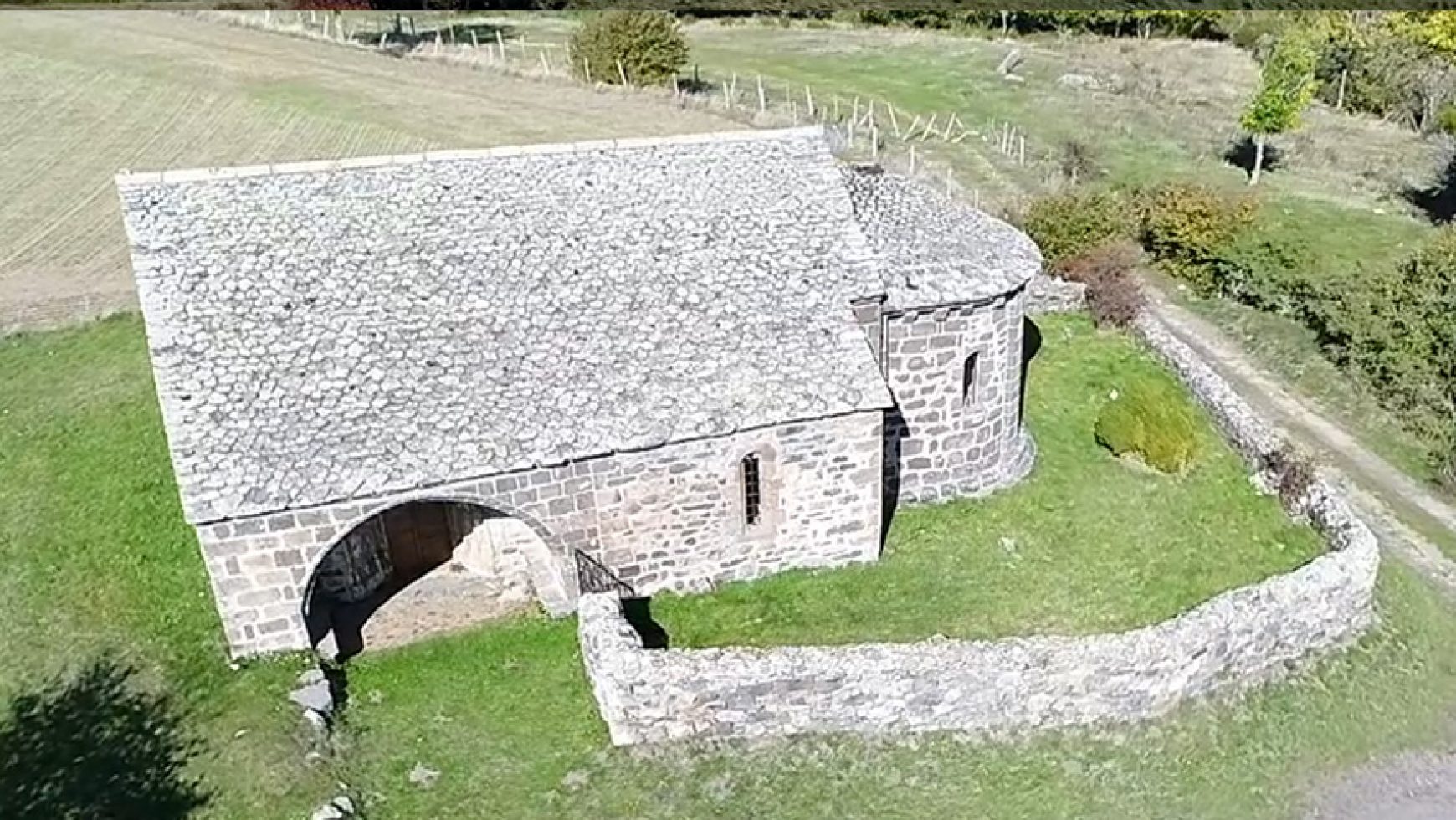 Chapelle-Notre-Dame-de-Chastres-vue-de-haut-1740x980.jpg">