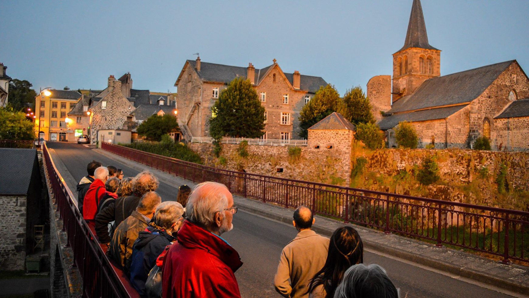 Visite guidée du vieil Allanche aux lampions avec lecture de poème et légende – 27 juillet 2021 à 21h