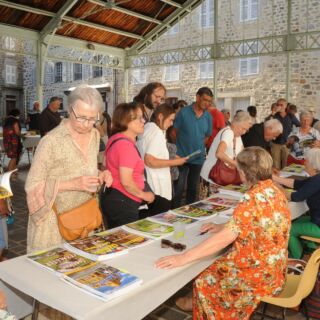 👏 Après une conférence passionnante de Fabien Delrieu, « Un habitat fortifié gaulois sur les contreforts du Cézallier : Le suc de Lermu à Charmensac, Vème-IId s. av. JC. » , les amis du Vieil Allanche ont présenté le samedi 8 juillet 2023 à Allanche, leur Cahier N°16 « Cézallier, des pierres, des hommes », suivi de la traditionnelle séance de dédicace en présence d’un public nombreux.

Et le vin d’honneur offert par la Mairie Allanche, sous la halle du marché. C’était bien, les Amis étaient là, presque tous (on regrette ceux qui n’ont pas pu venir). Et merci à tous ceux qui reviennent chaque année à la journée des Amis du Vieil Allanche !! ❤️❤️❤️

À l’année prochaine ? On vous attend !

#lesamisduvieilallanche #allanche #cahier16 #cezallier #auvergnetourisme