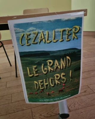Samedi 5 juillet 2025, c’était la journée des Amis du Vieil Allanche et du Cézallier.
Les 120 places de la salle Jalenques attendent l’historien conférencier Jean-Marc Moriceau, Les Amis du Vieil Allanche et du Cézallier et tous les participants à ce moment qui va être passionnant. Les 120 places seront largement dépassées et comme d’habitude, il faudra aller chercher d’autres sièges.
Le monde paysan montagnard français évoqué brillamment par Jean-Marc Moriceau fait écho dans notre petite ville du Cézallier et des lieux et des faits bien connus sont souvent mentionnés. Tout ça se terminera sous la halle, avec le dévoilement du CAHIER n°18, les DEDICACES joyeuses et conviviales des auteurs, le verre de l’amitié offert par la mairie d’Allanche, et les petits fours absolument délicieux fabriqués par notre talentueux ami Patrick Munch, fils de l’ancien pâtissier d’Allanche.

Monsieur le Président, Glaize Philippe remercie la mairie d’Allanche, Philippe Roseel, Eric Viala, Jennifer Deveze, Alain Griffe et Rolland Védrines pour leur aide toujours renouvelée. ☺️☺️☺️
À l’année prochaine ? On vous attend !

Crédits Photos © Anna Bobillo , Yves Aufauvre et Jean-Bernard Belland

#lesamisduvieilallanche #allanche #cahier18 #cezallier #auvergnetourisme